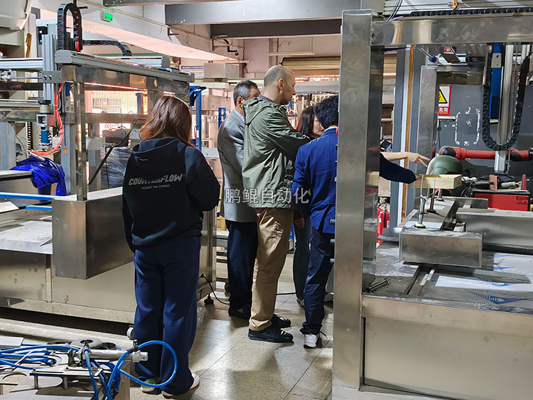 业务团队向客户介绍设备