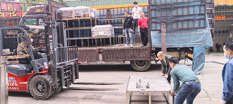 员工们在协助搬运