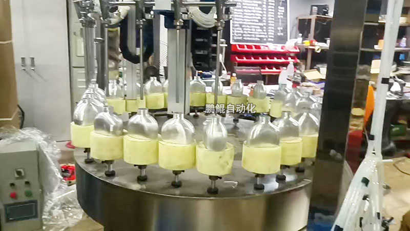 浙江订单：一台军壶内壁喷漆机在进行中