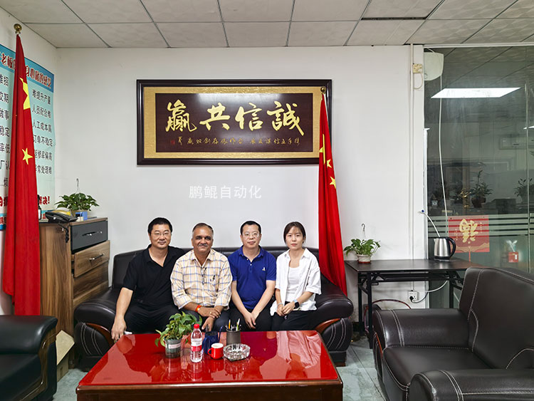 与印尼客户合影