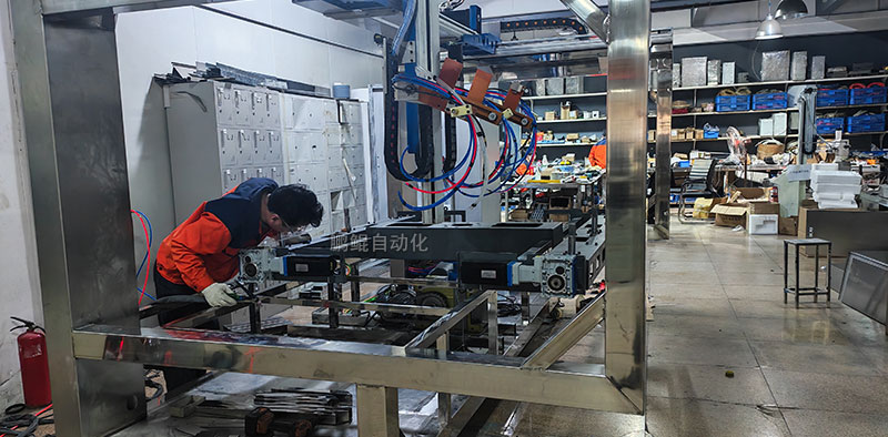 工作人员在做出厂前质检