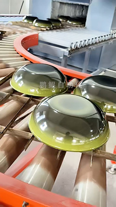 锅具进入烘烤隧道炉烘烤