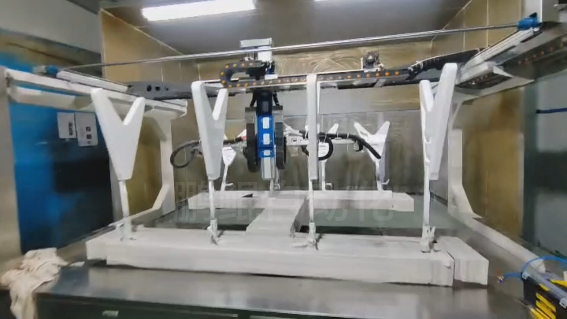 V型吉他自动喷漆机