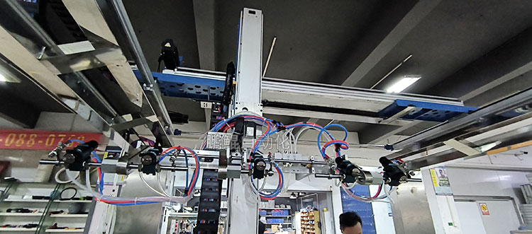 3枪8轴仿喷工机器人设备细节