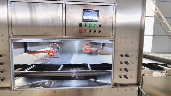 鹏鲲PVC地板胶在线往复喷漆流水线