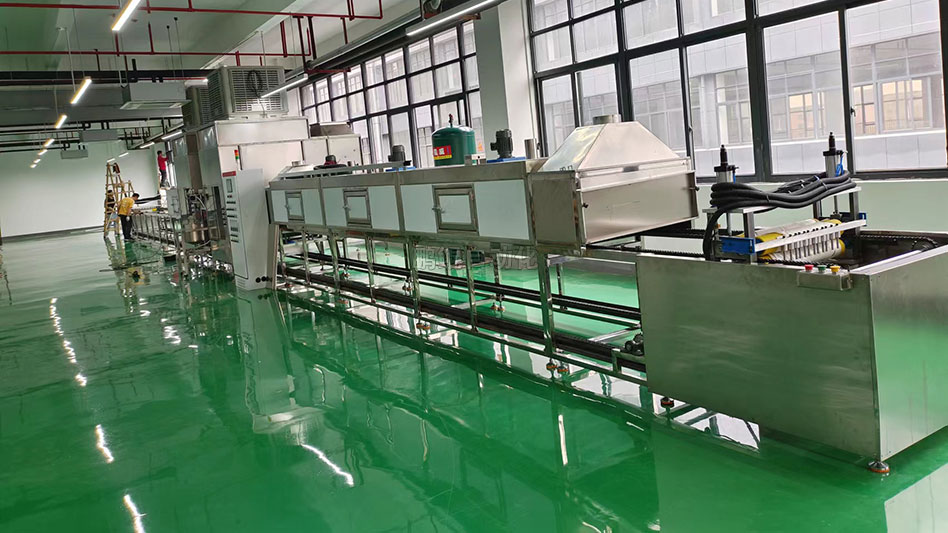 鹏鲲五金锯条在线往复喷烤线配套自动抓取上下料