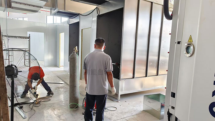 江西汽车喇叭网喷涂线即将完工，安装现场热火朝天