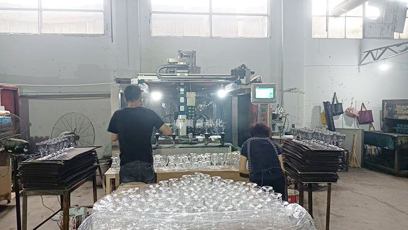 山西玻璃杯喷漆客户现场