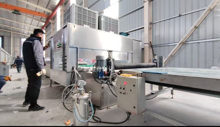 PVC地板自动化涂胶革新者：鹏鲲在线喷胶系统破解行业难题