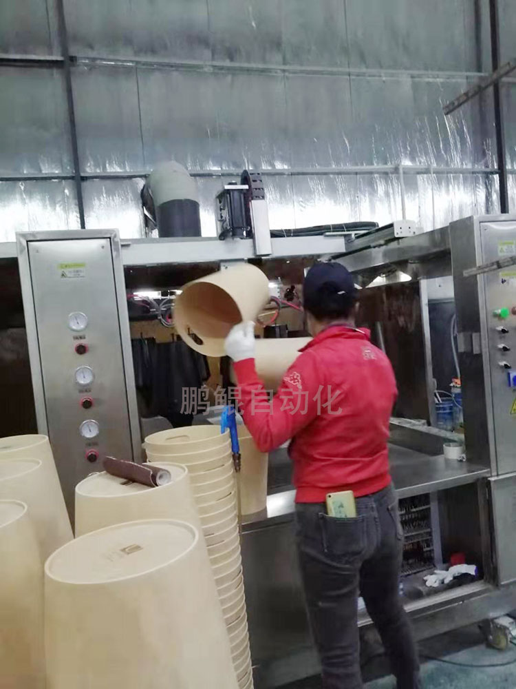 垃圾桶喷漆工人上料